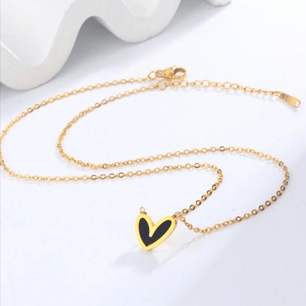 Collier Doré en Stainless Steel avec Pendentif Cœur Noir – Élégant & Minimaliste