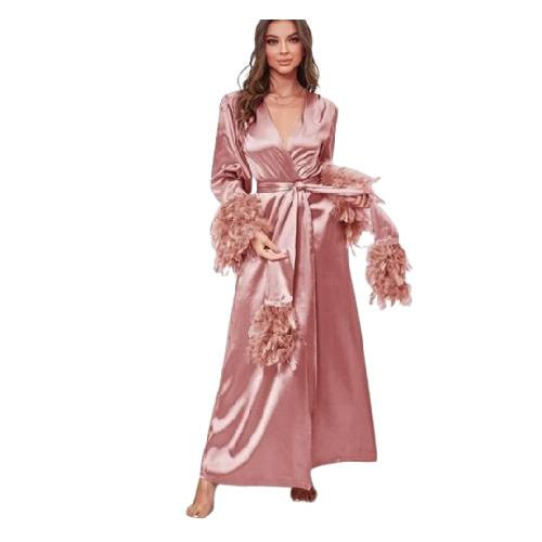 Peignoir long en satin rose avec plumes