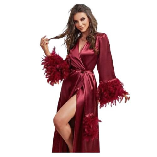 Peignoir long en satin bordeaux avec plumes