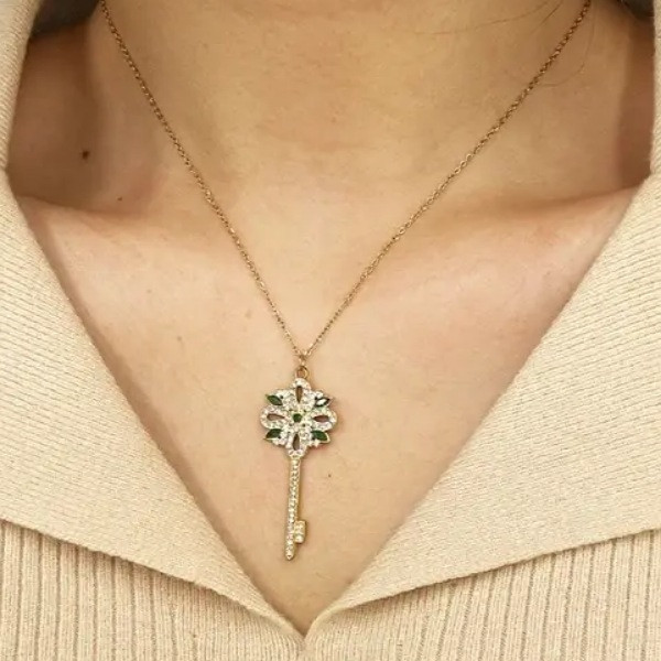 Collier Chaîne Dorée avec Pendentif Clé Élégante – Style Acier Inoxydable